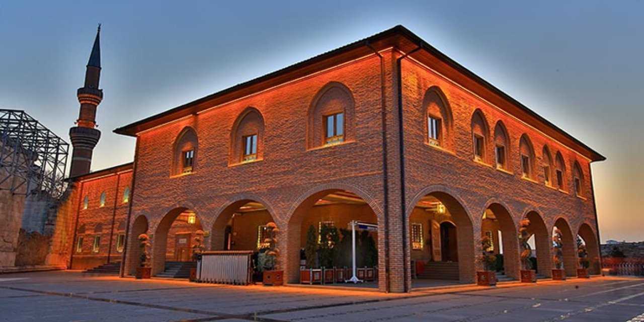 Ramazan’ın ilk cumasında Hacı Bayram Veli Camii’ne akın ettiler