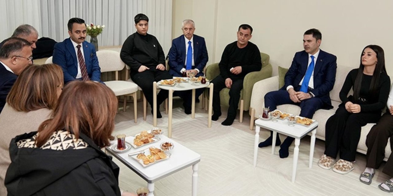 Bakan Kurum Nurdağı’nda depremzede ailenin evini ziyaret etti