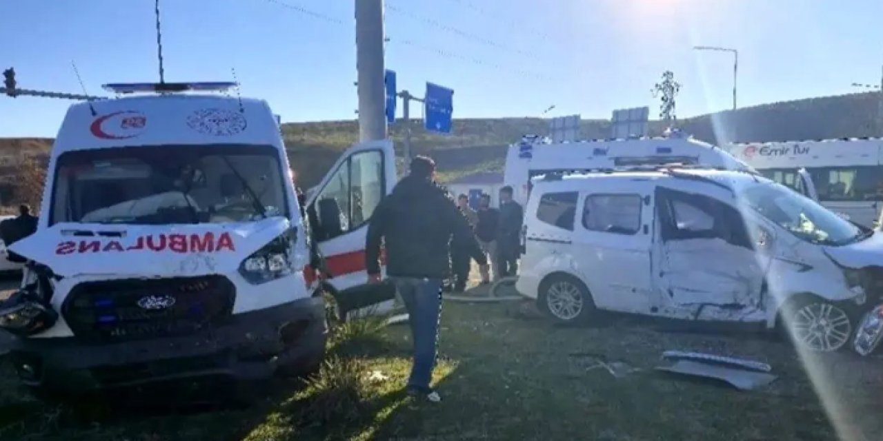 Ambulans ile hafif ticari araç çarpıştı: 5 Yaralı