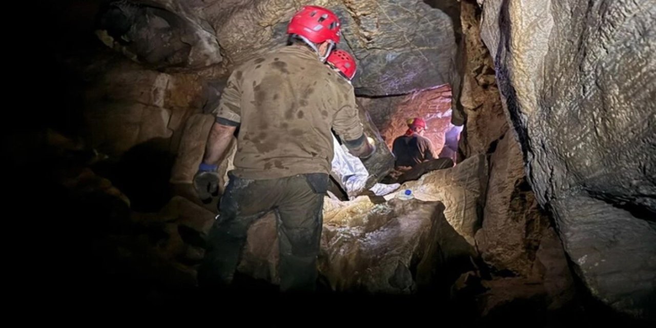 İzmir'de mağara çukuruna düştü : 9 saatlik operasyonla kurtarıldı