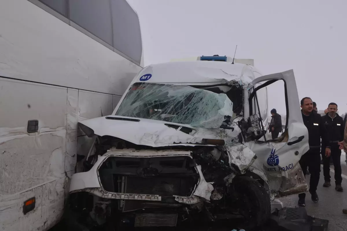 Erzurum’da Zincirleme Kaza: Sis ve Kar 11 Aracı Birbirine Kattı