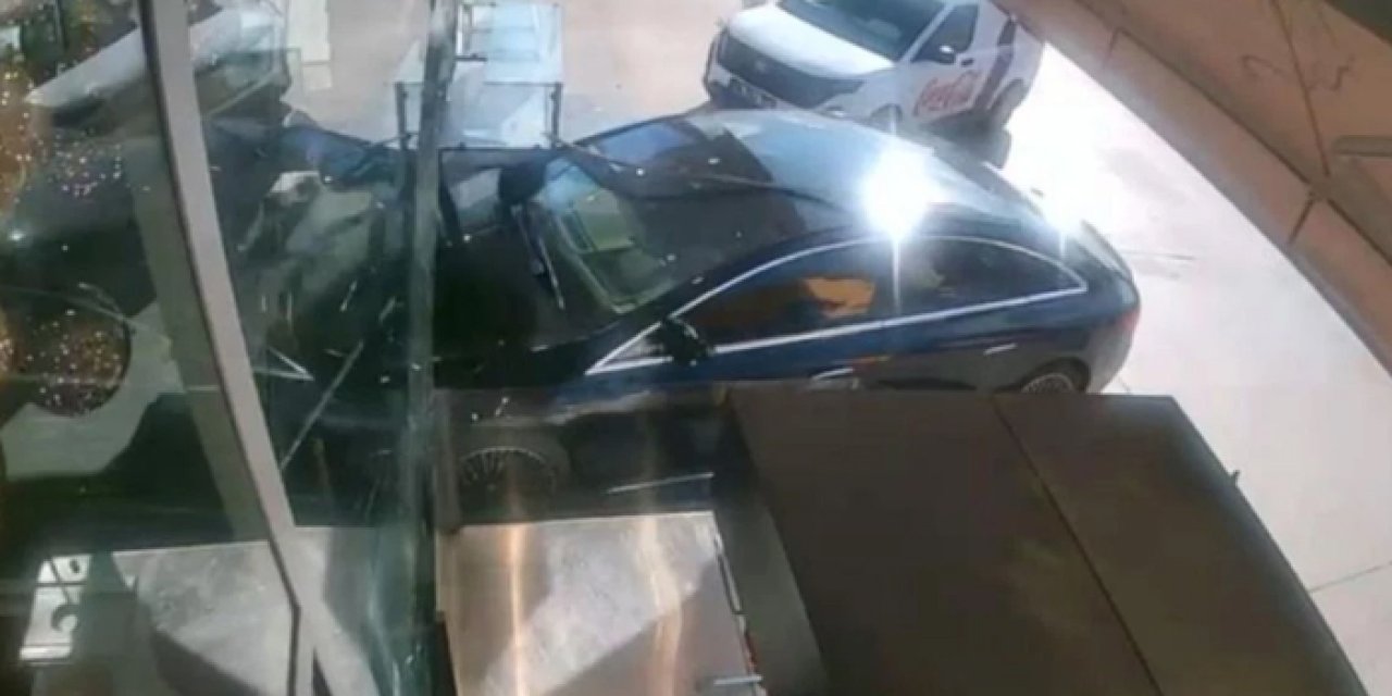 Başkentte kontrolden çıkan otomobil pastaneye daldı