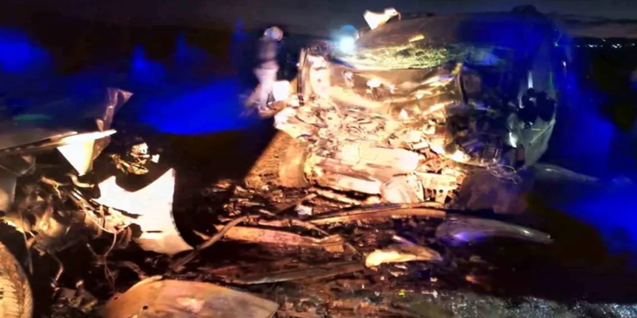 İki otomobil çarpıştı: 3 ölü, 3 yaralı