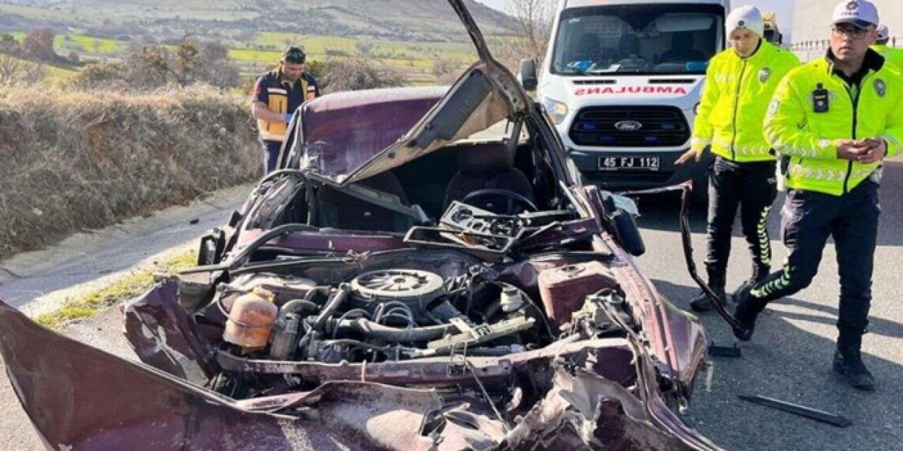 Tıra çarpan araç hurdaya döndü