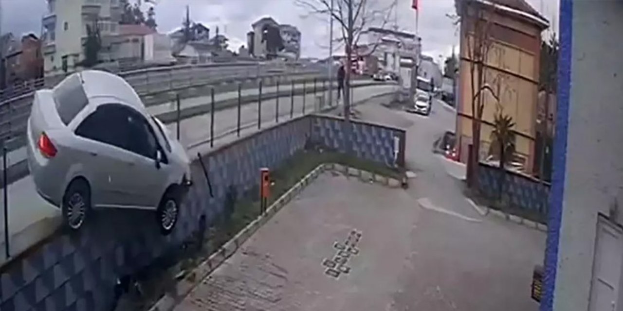 Bafra’da Kontrolden Çıkan Otomobil Cami Bahçesine Düştü