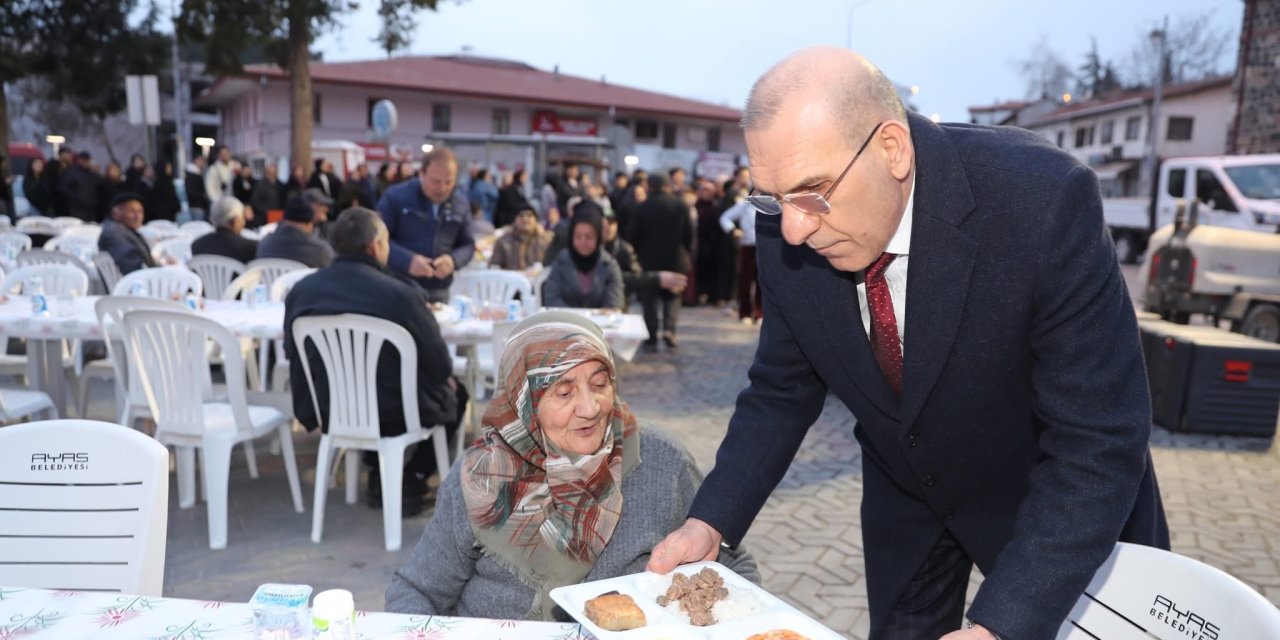 Belediye iftarında Başkan garsonluk yaptı