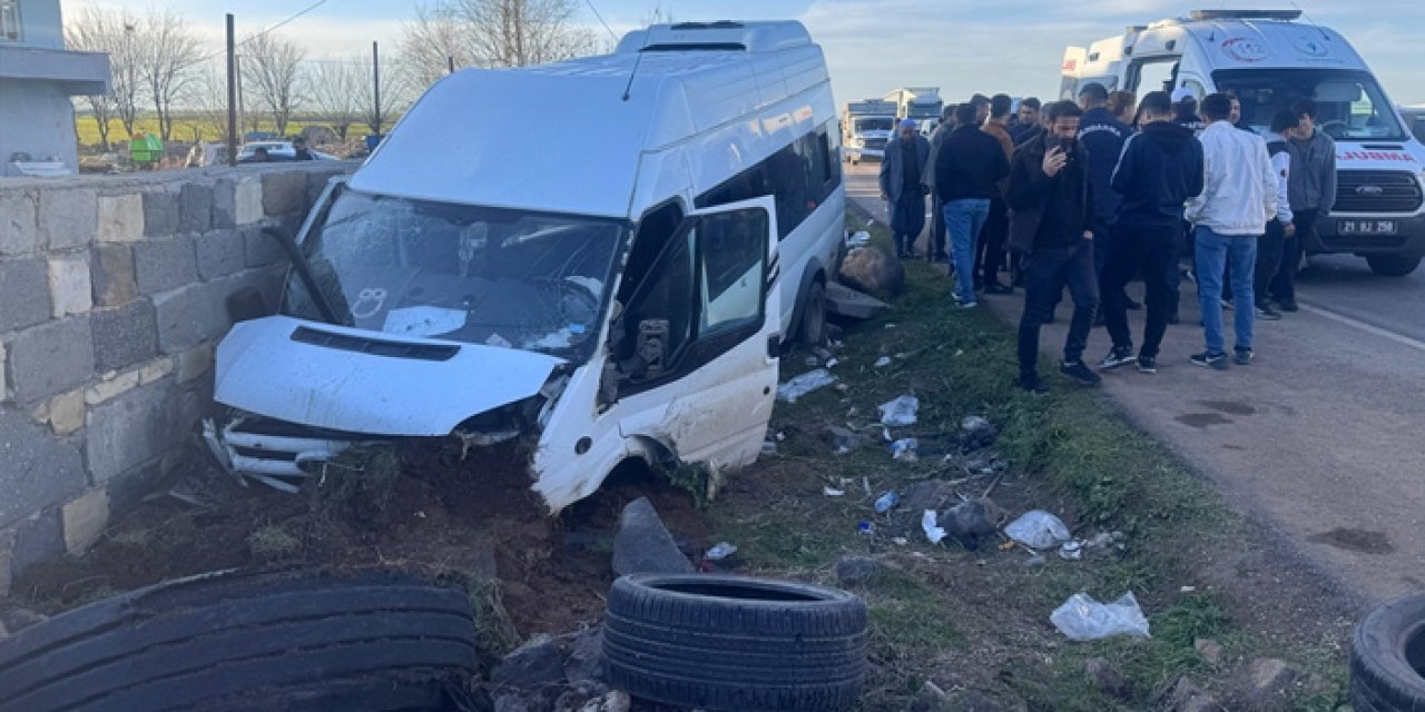 Diyarbakır’da Servis Aracı Bahçe Duvarına Çarptı: 10 İşçi Yaralandı