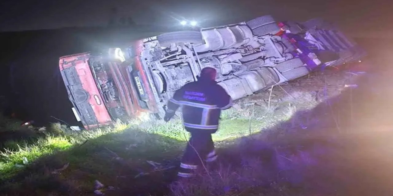 Mardin'de tır devrildi: 1 yaralı
