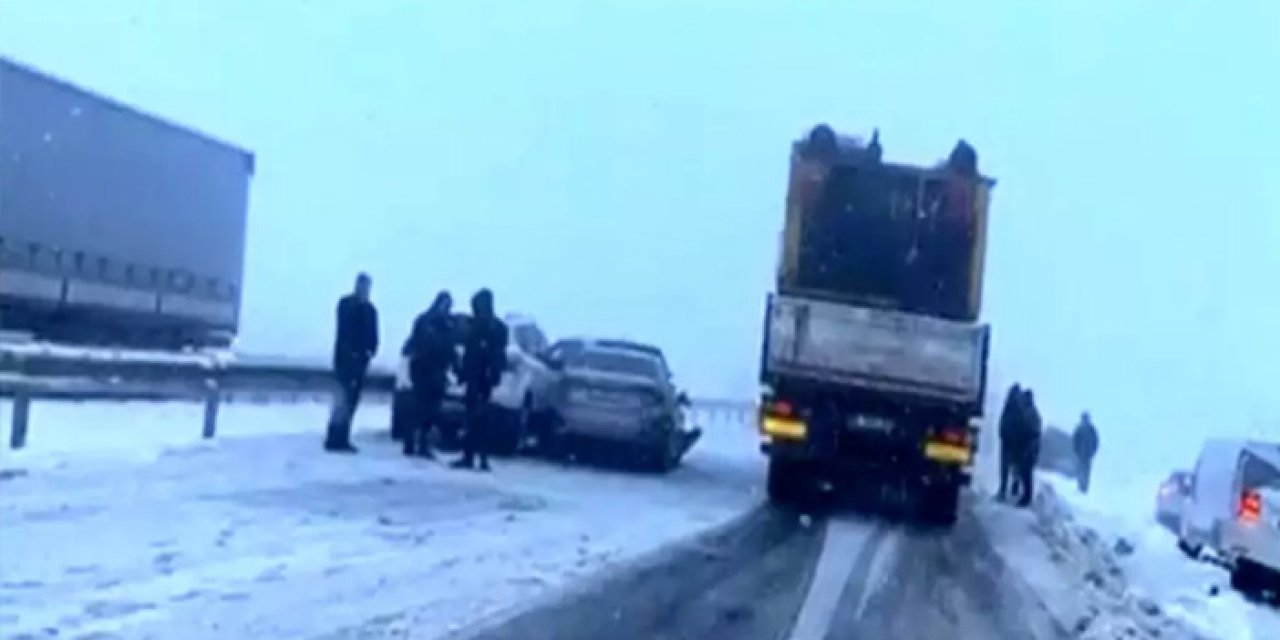 Diyarbakır-Şanlıurfa Yolunda Kar Engeli: 10 Araç Birbirine Girdi