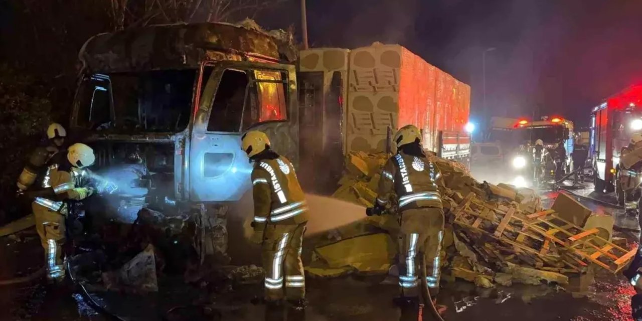 Tuzla E-5’te Alevli Gece: Taş Yünü Yüklü Tır Cayır Cayır Yandı!