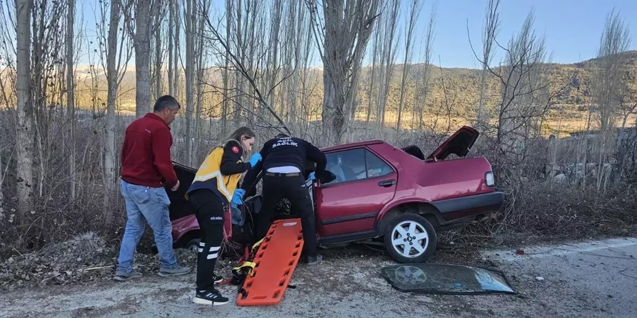 Kaş'ta Otomobil Ağaca Çarptı: 2 Kişi Hayatını Kaybetti