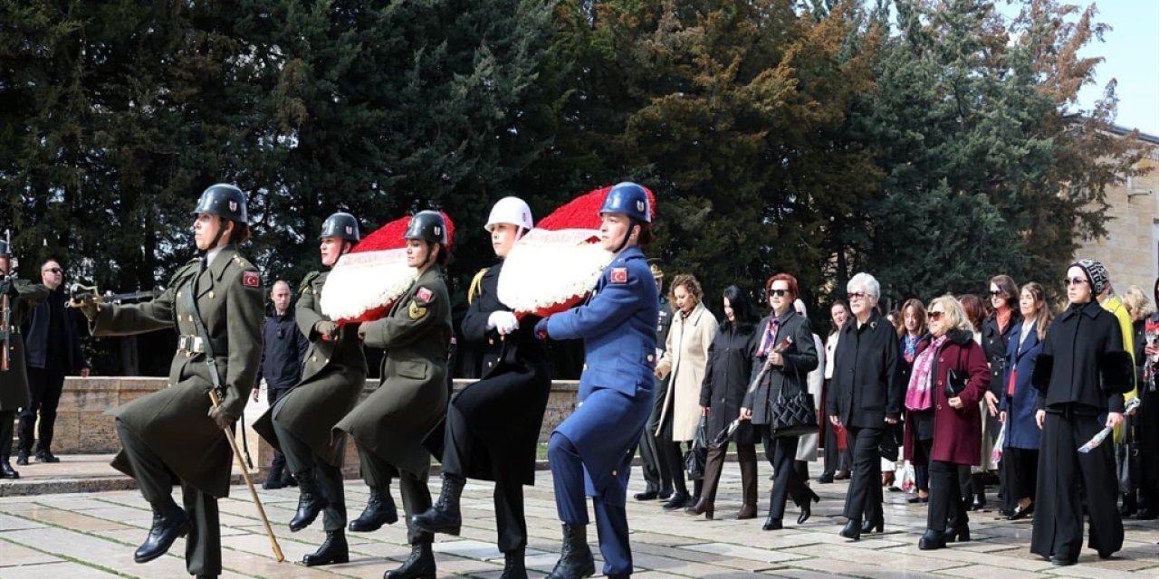 Bakan Güler’in eşi kadın subaylarla Anıtkabir’i ziyaret etti