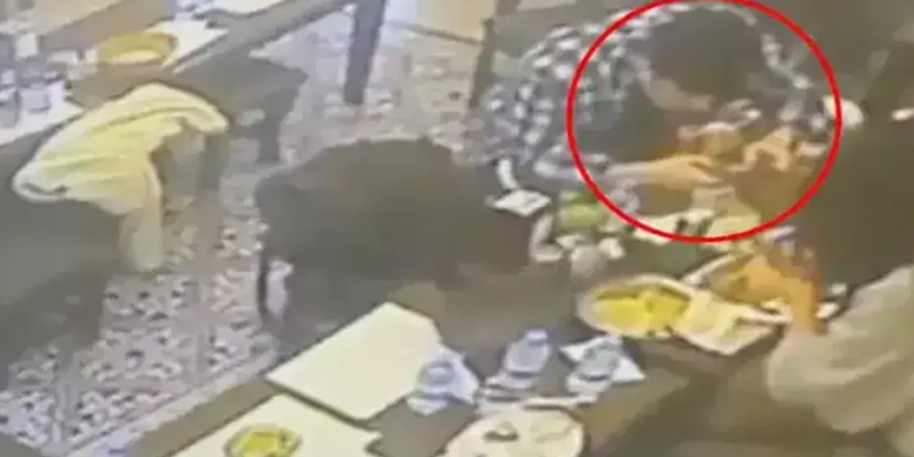 Yemeğinden böcek çıktı: Dudağını ısırdı