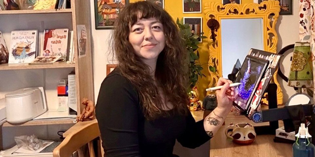 Gördüğü lekeler ve şekilleri hayal ediyor: Boşlukları renk ve karakterle tamamlıyor