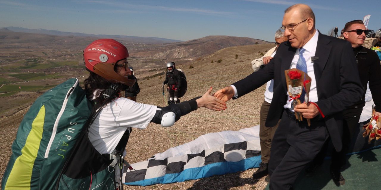 Belediye Başkanı’ndan paraşütçü kadınlara 8 Mart kutlaması