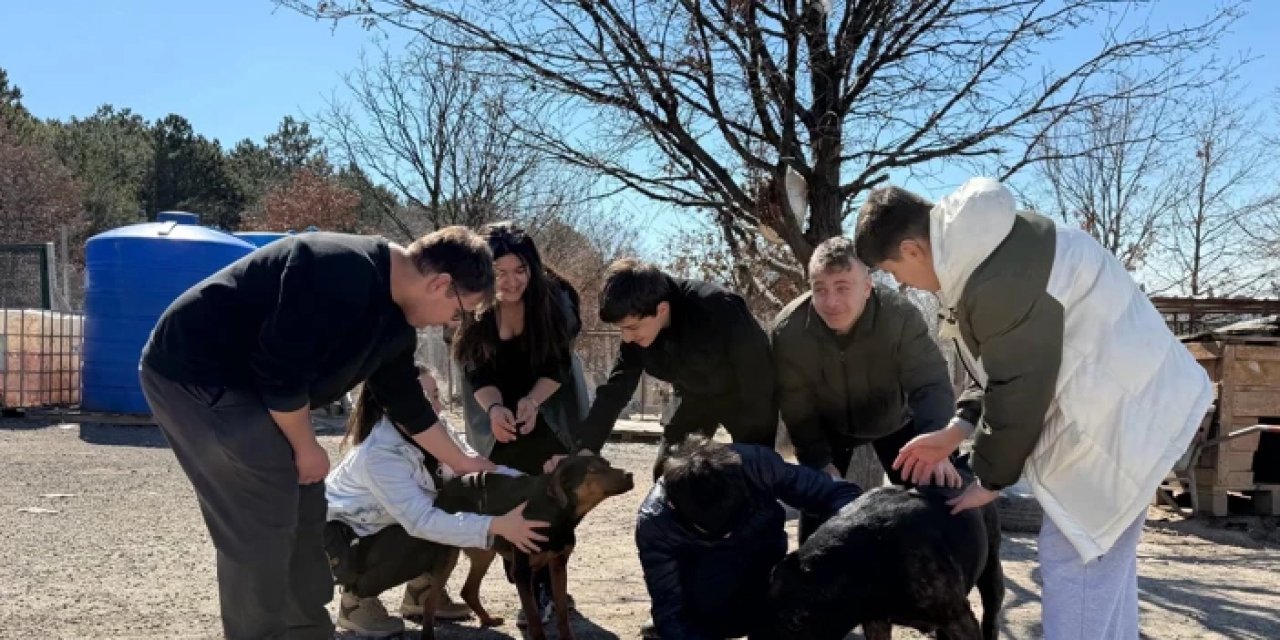 İşitme engelli öğrencilerden engelli köpekler için anlamlı destek