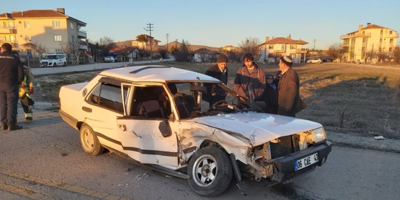 Ankara’da Otomobil ile Minibüs Kafa Kafaya Çarpıştı: 3 Yaralı