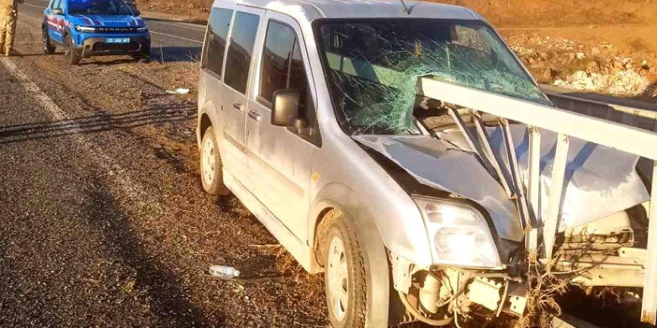 Elazığ'da Dehşet Anları: Bariyerler Araca Ok Gibi Saplandı!