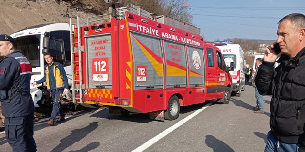 Zonguldak’ta İşçi Servisi ve Otomobil Çarpıştı: 13 Kişi Yaralı!