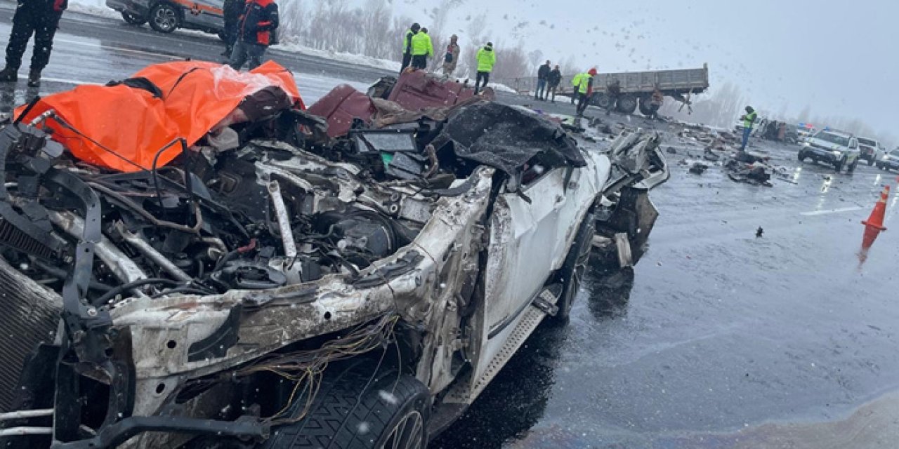 Bitlis’te Otomobil Tıra Çarptı: 2 Ölü, 3’ü Ağır 5 Yaralı