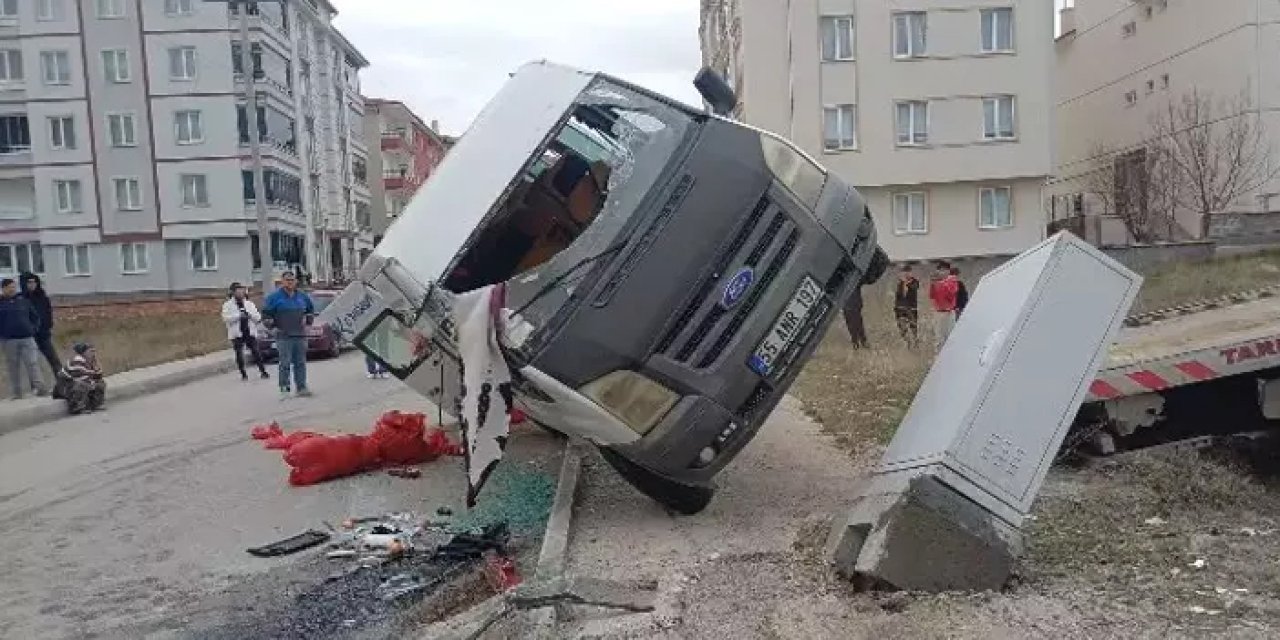 Çorum'da tarım işçilerini taşıya minibüs ile otomobil çarpıştı: 5 yaralı