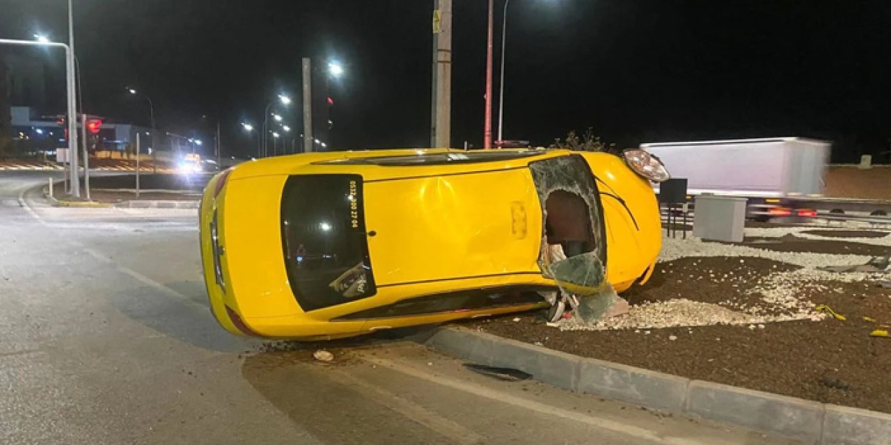 Feci kaza: Taksi direğe çarparak durabildi