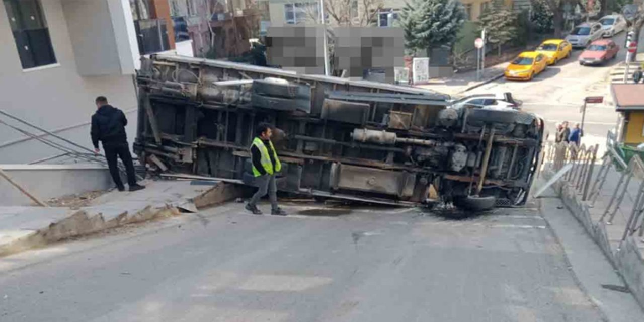 Ankara’da kamyonet devrildi: 1 yaralı