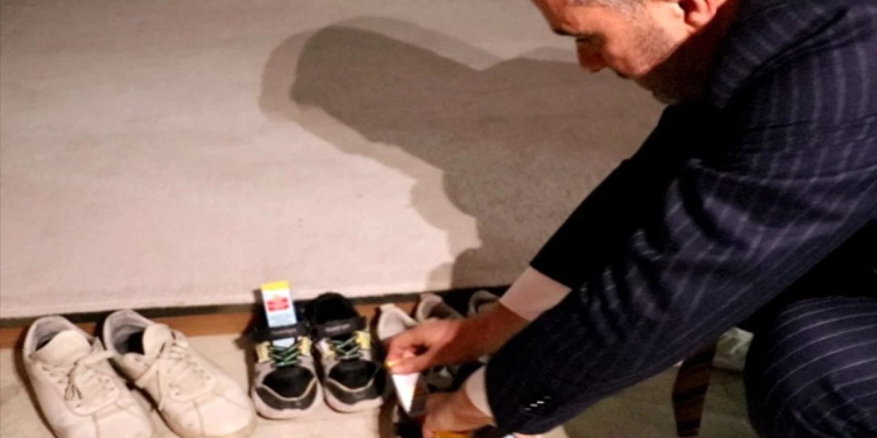 Ankara'da Kadir Gecesi'nde camiye giden çocukların ayakkabılarına hediye bırakıldı