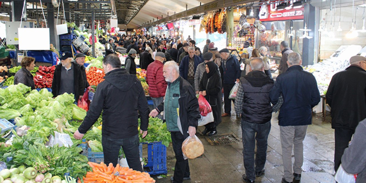Bayrama sayılı günler kaldı: Vatandaşlar alışveriş için çarşıya akın etti