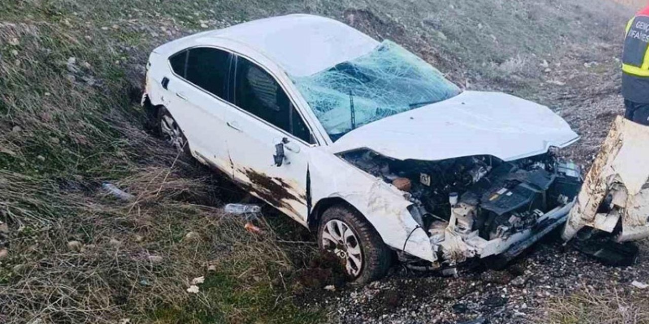 Bingöl'de Kontrolden Çıkan Otomobil Yoldan Çıktı: 1 Yaralı