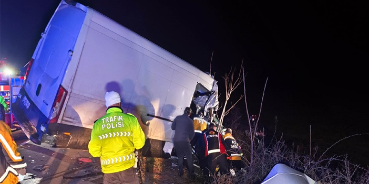 Edirne'de Kamyonet Tıra Ok Gibi Saplandı: 2 Ölü, 1 Yaralı