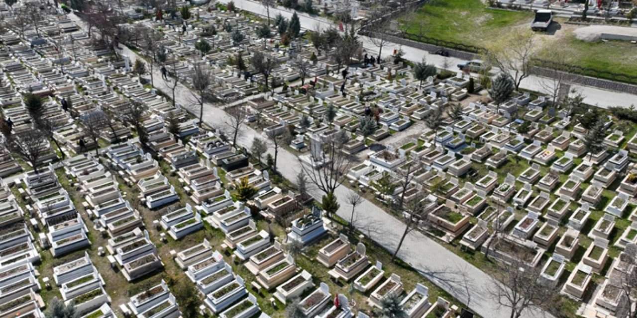 Etimesgut’ta bayram seferberliği: Mezarlıklarda yoğun temizlik mesaisi