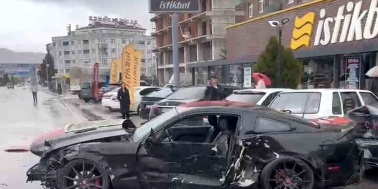 Elazığ'da otomobil park halindeki 4 araca çarptı