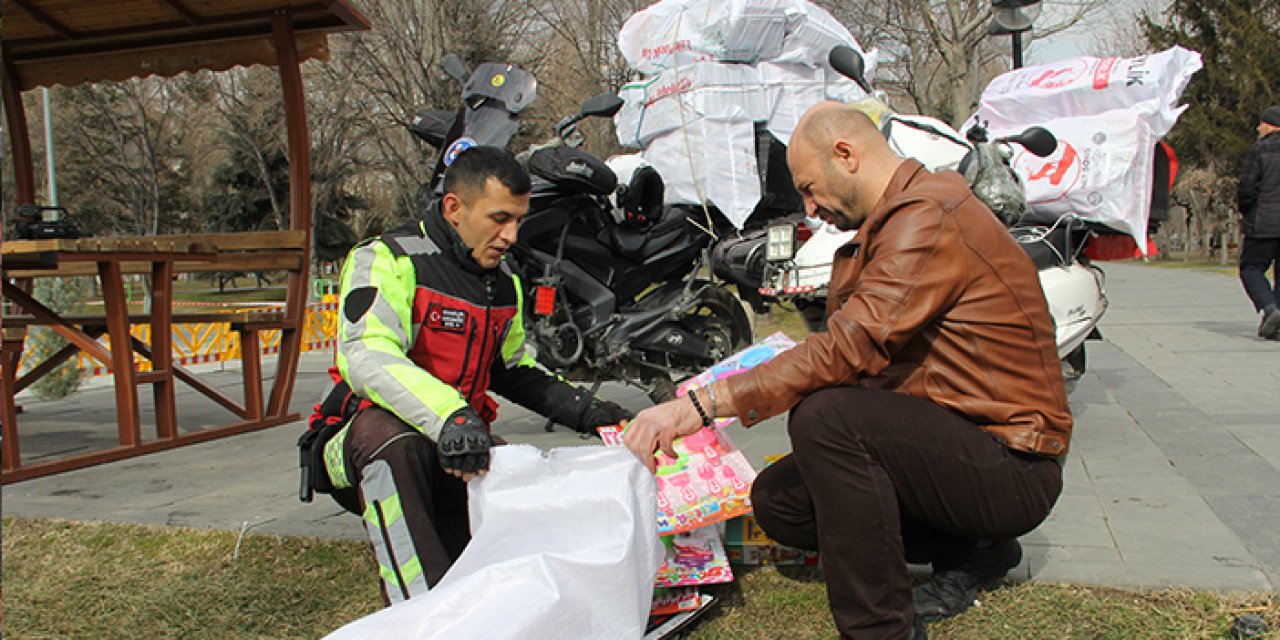 Şehir şehir gezen motokurye bayramda çocuklara oyuncak dağıttı