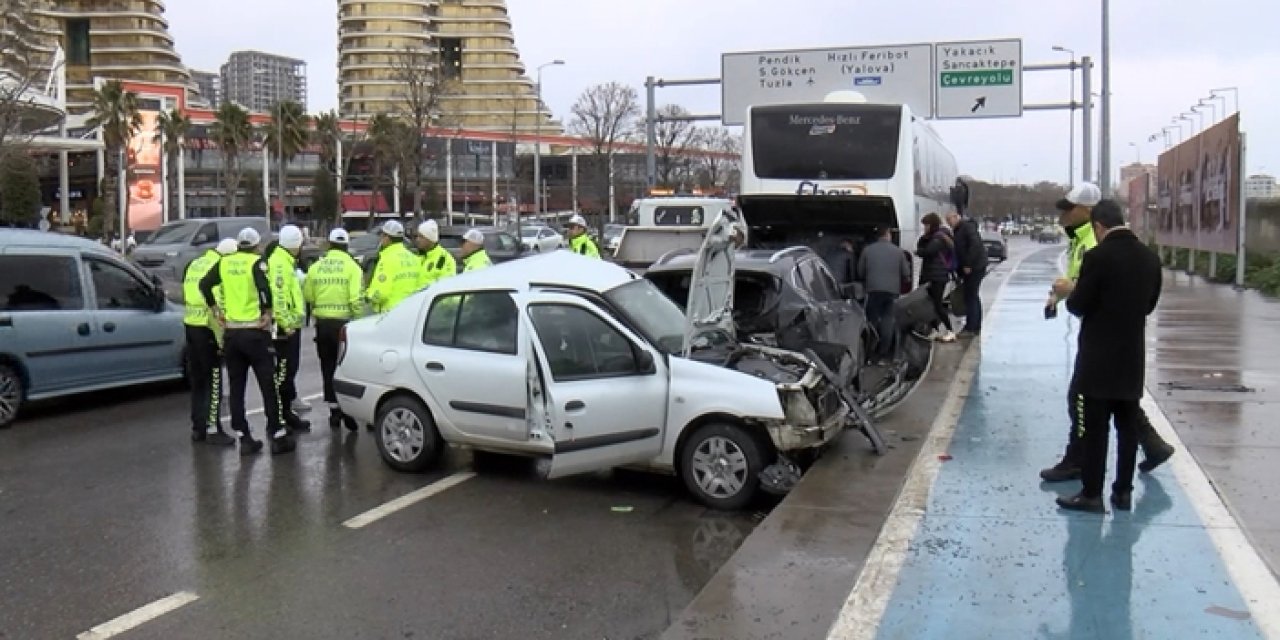 Otomobil park halindeki araca çarptı: 1'i ağır 3 yaralı