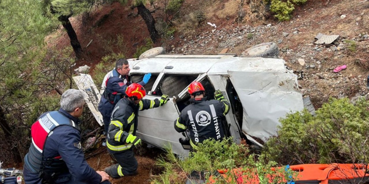 Denizli'de otomobil uçuruma devrildi, 1 ölü, 1 yaralı.