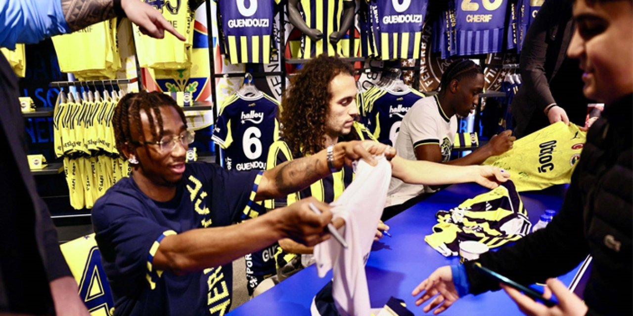 Fenerbahçeli futbolcular imza gününde taraftarlarla buluştu