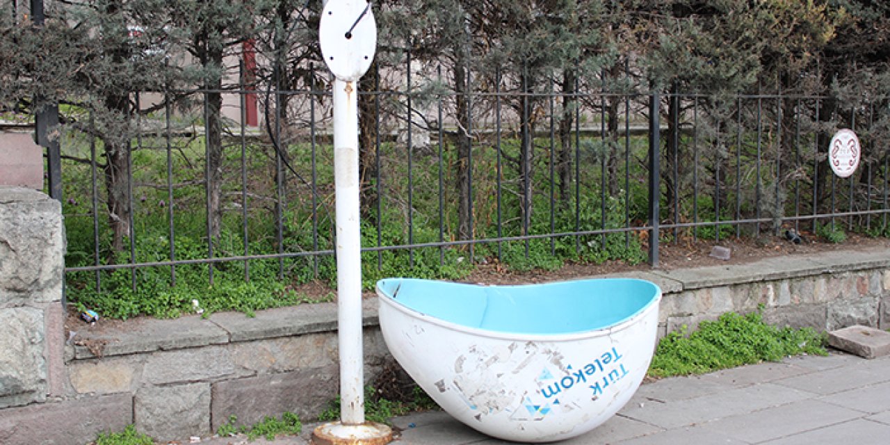 Mamak’ta telefon kulübesi çöplüğe döndü: Vatandaş yetkililerden çözüm bekliyor