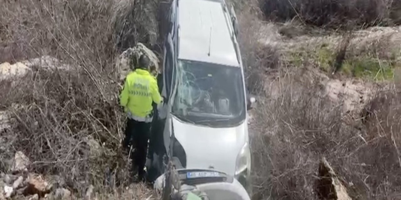 Adıyaman'da Korkutan Kaza: Hafif Ticari Araç Devrildi, 4 Yaralı!