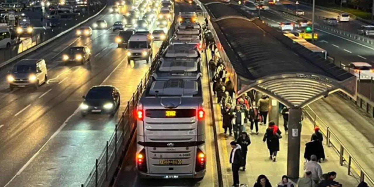 Yola düşen kadının ayağının üzerinden metrobüs geçti