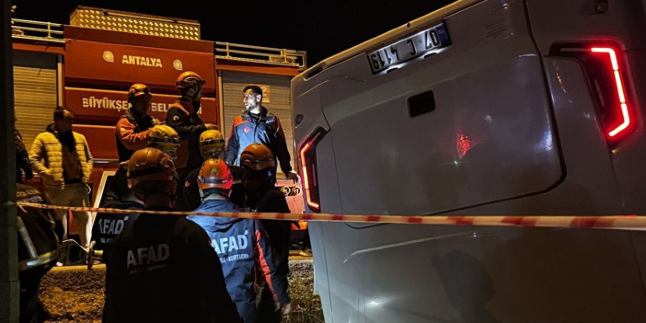 Antalya'da İnfaz Koruma Memurlarını Taşıyan Otobüs Devrildi: 16 Yaralı!