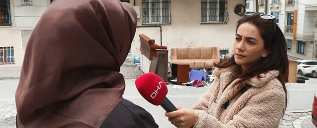 Vicdansızlık! Eve izinsiz girip kiracısının eşyalarını sokağa attı