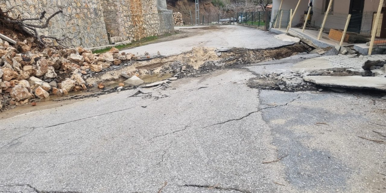 Mersin’de heyelan: Evler zarar gördü