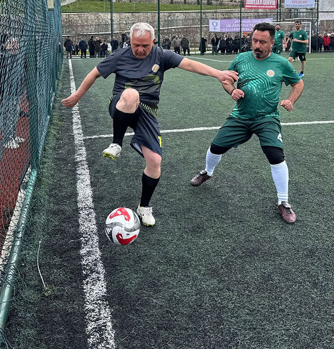 Mamak’ta futbol turnuvası: Başkan Şahin de katıldı