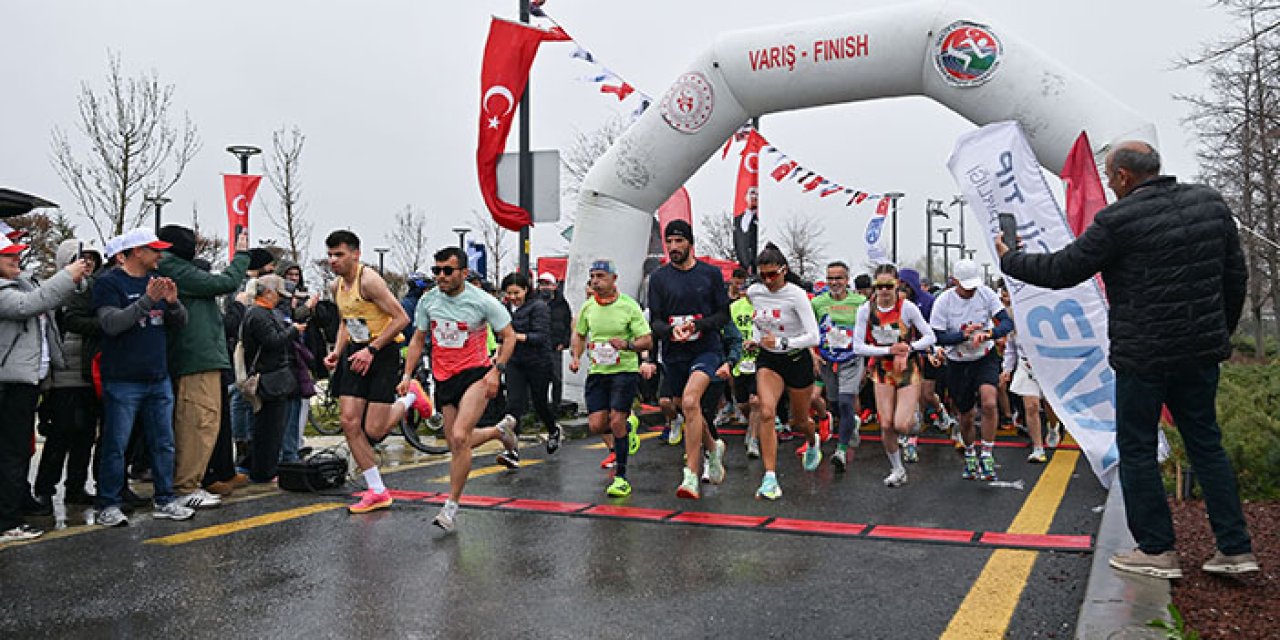 Yağmura rağmen koştular: Tıp Bayramı için Ankara’da nefes kesen yarış