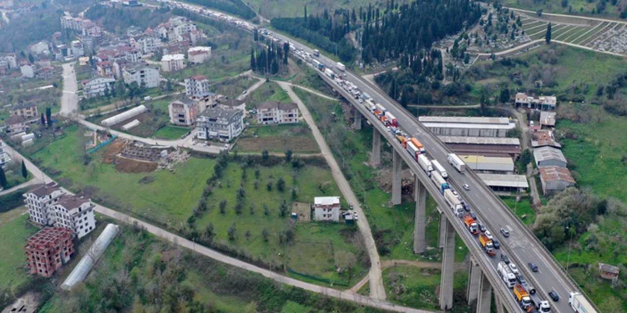 TEM İzmit Geçişinde Zincirleme Kaza: 4 Araç Birbirine Girdi