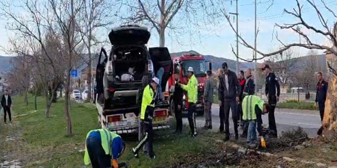 Tokat’ta korkunç kaza: ağaca çarpan cip alev aldı, 1 ölü, 2 yaralı!