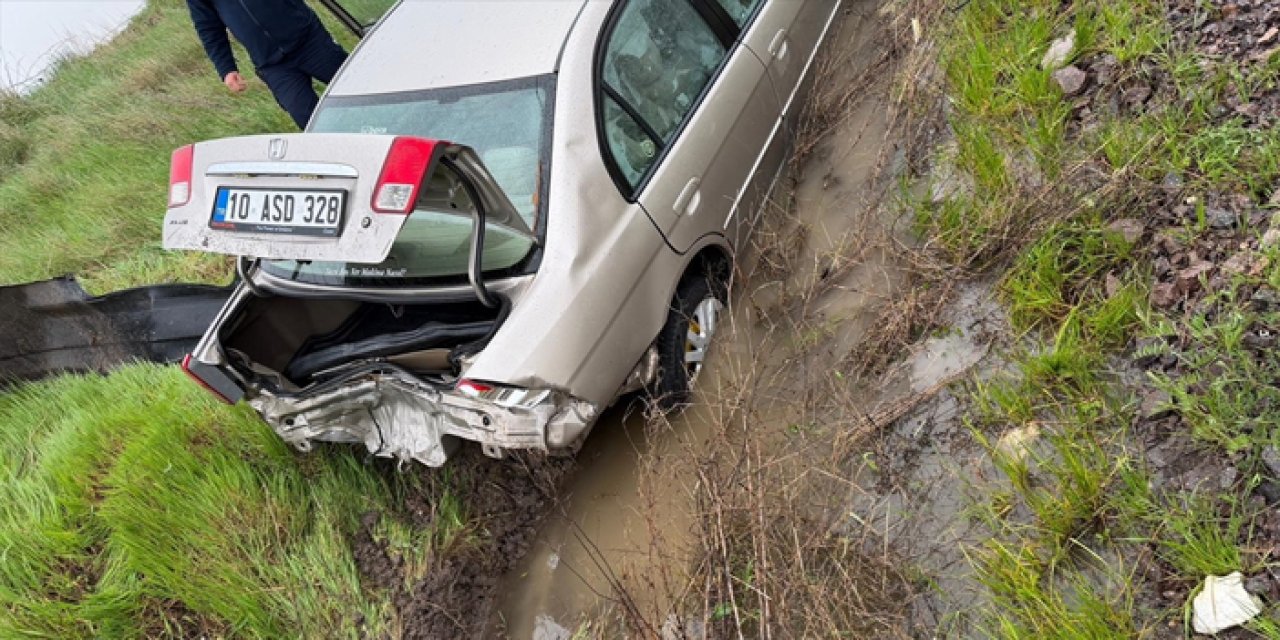 Otomobil araziye yuvarlandı: 3 yaralı