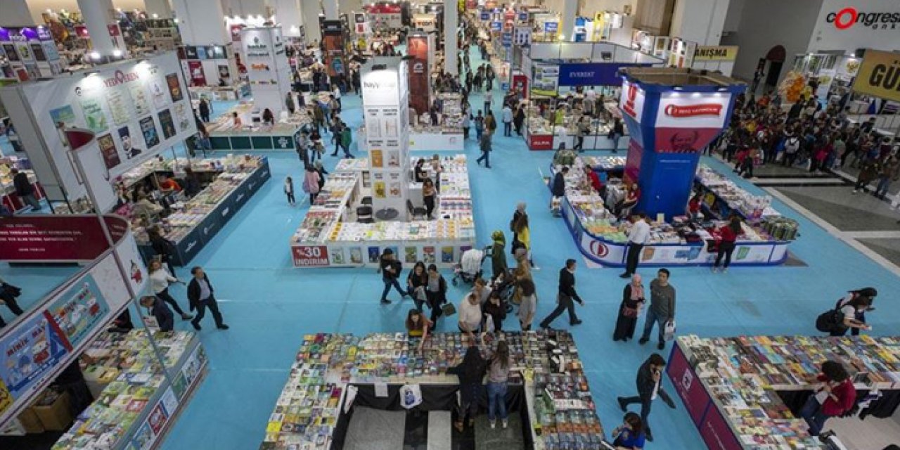 Ankara Kitap Fuarı’nda ikinci gün: Çok sayıda imza töreni var