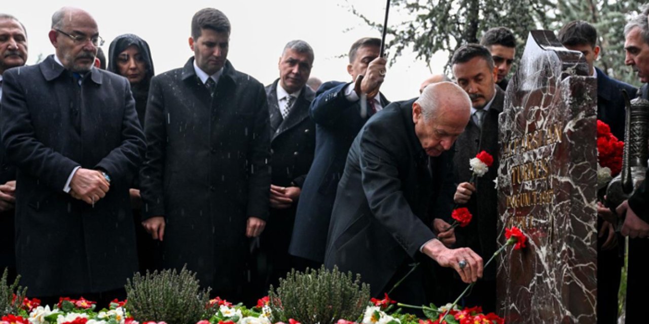 Bahçeli, Türkeş’in ölüm yıldönümünde kabrini ziyaret etti
